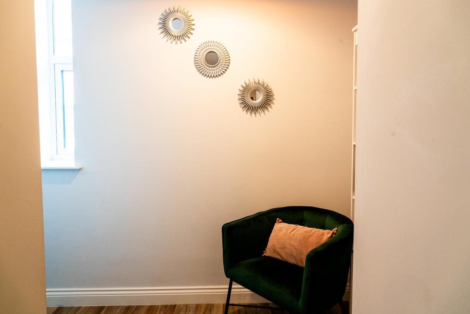 Free Parking | Smart Tv | 4 Guests Apartment Swansea Ruang foto