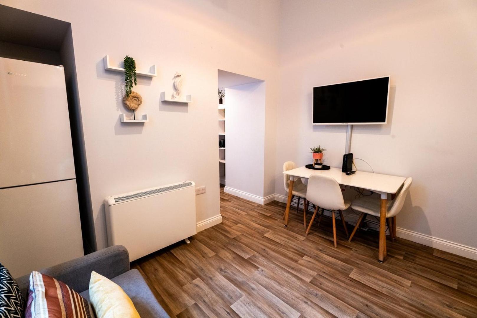 Free Parking | Smart Tv | 4 Guests Apartment Swansea Ruang foto