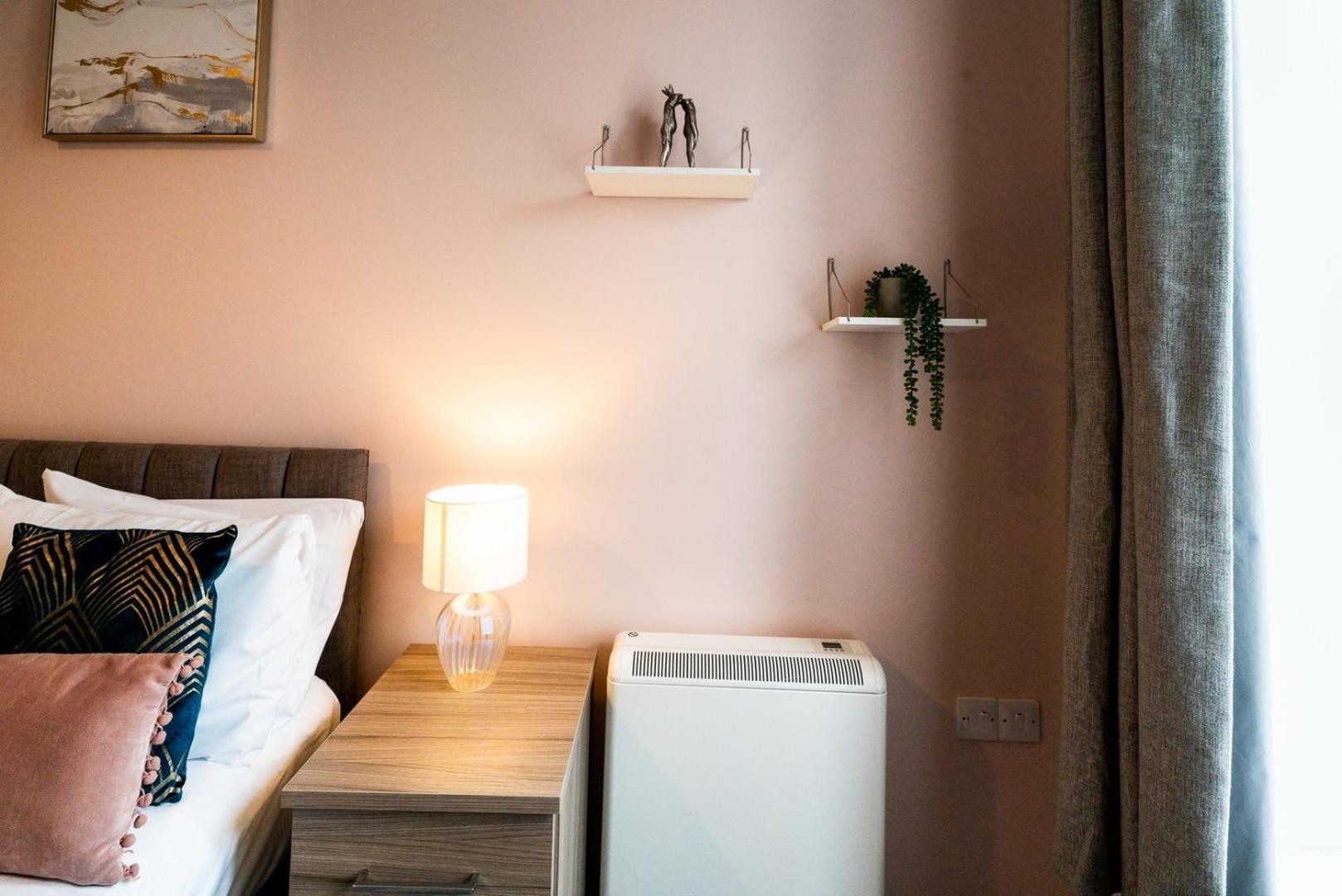 Free Parking | Smart Tv | 4 Guests Apartment Swansea Ruang foto