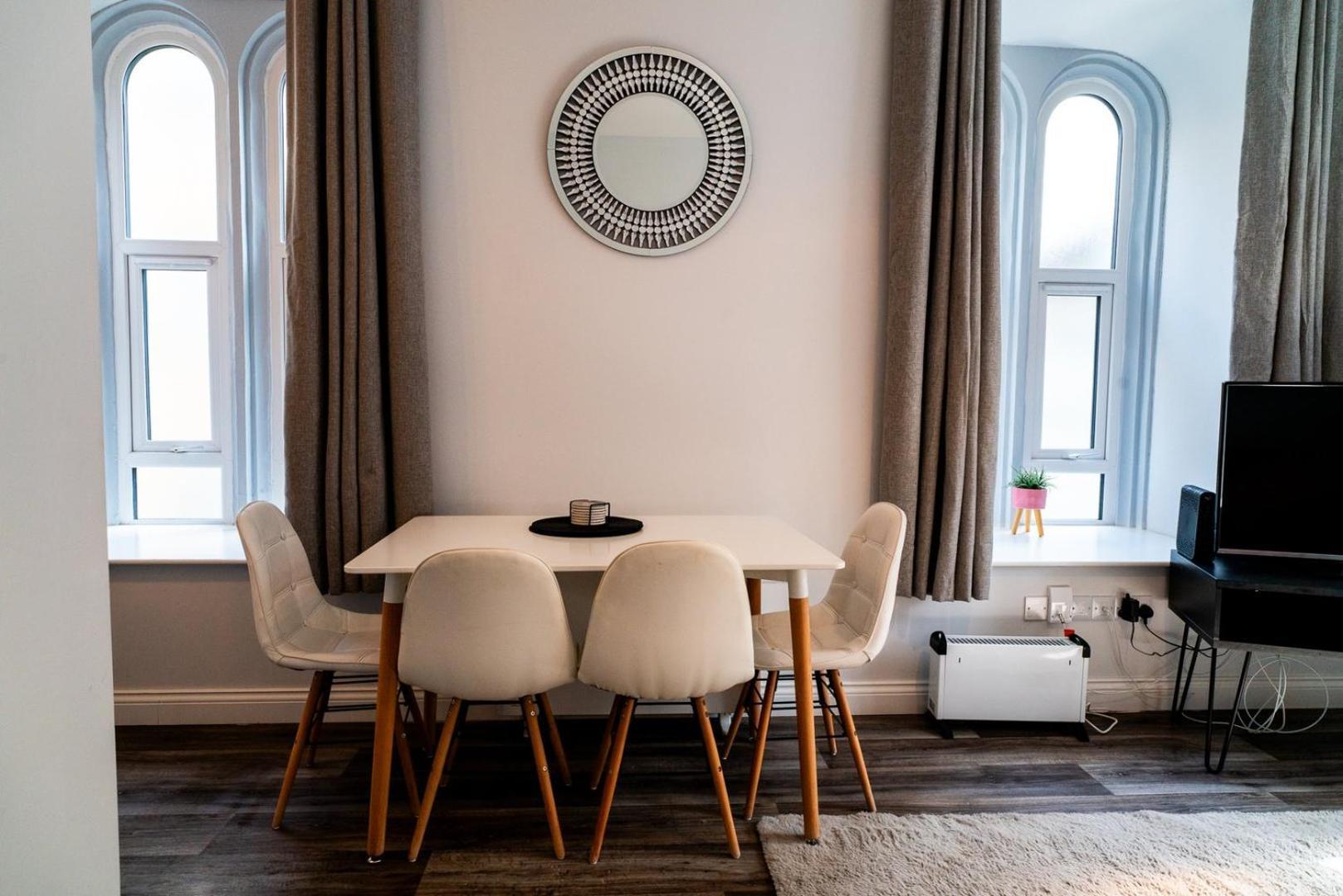 Free Parking | Smart Tv | 4 Guests Apartment Swansea Ruang foto
