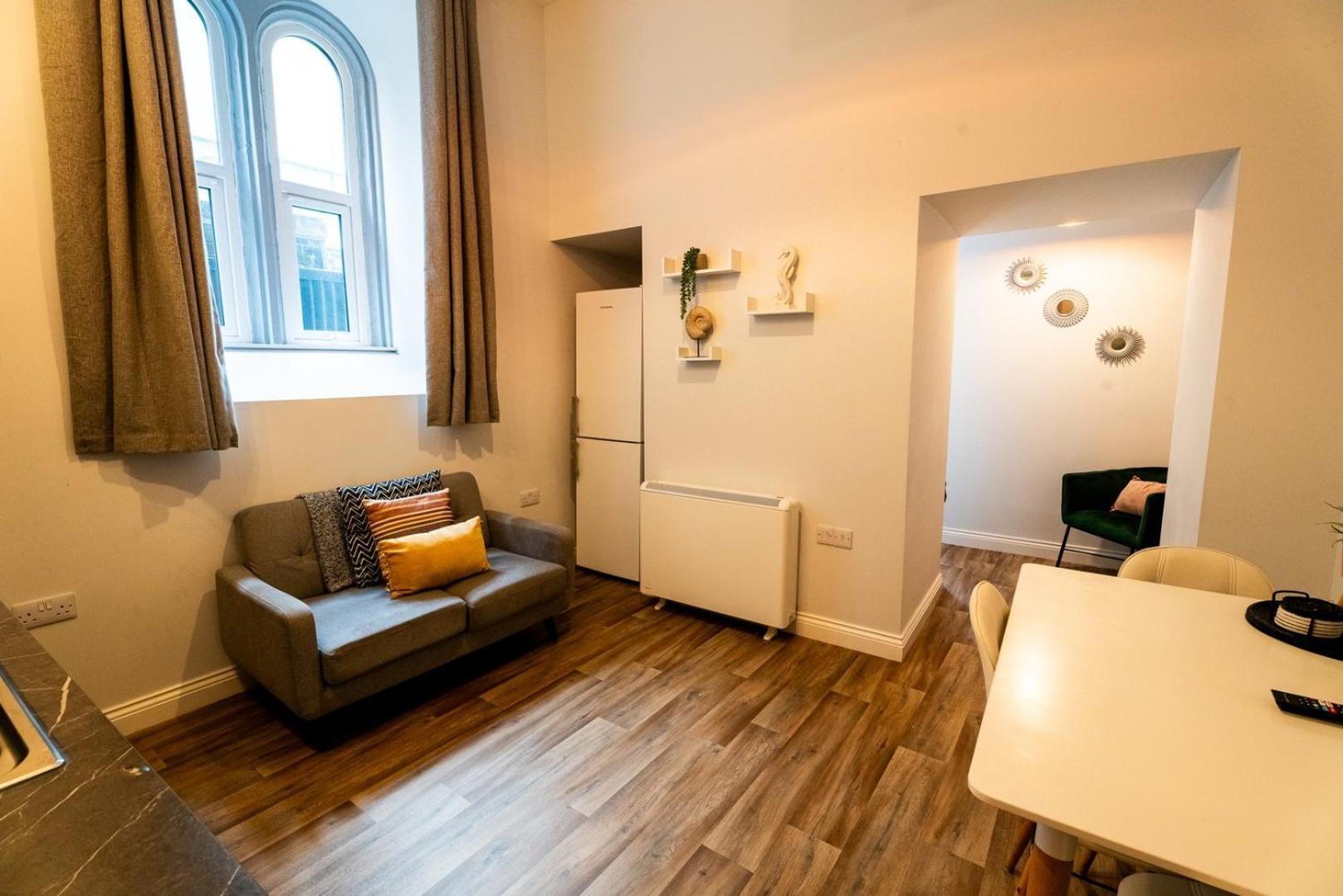 Free Parking | Smart Tv | 4 Guests Apartment Swansea Ruang foto